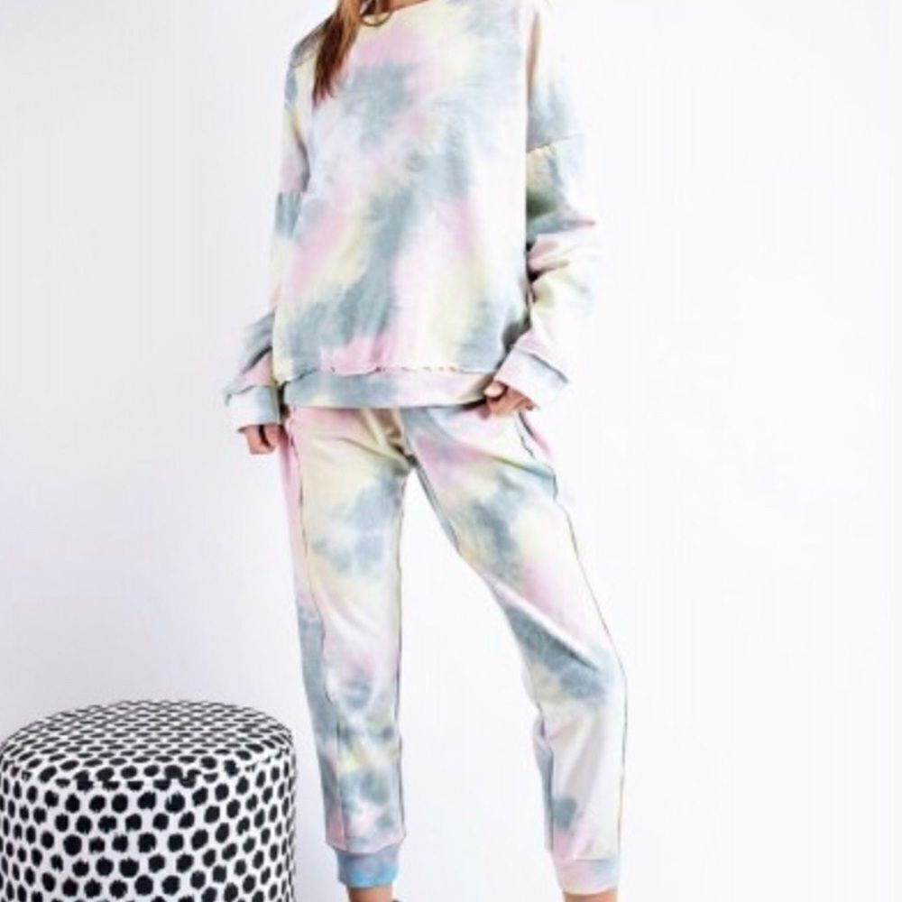 Easel an Anthropologie Brand, sweatshirt & sweatpants set,Tie Dye in sage pink.
